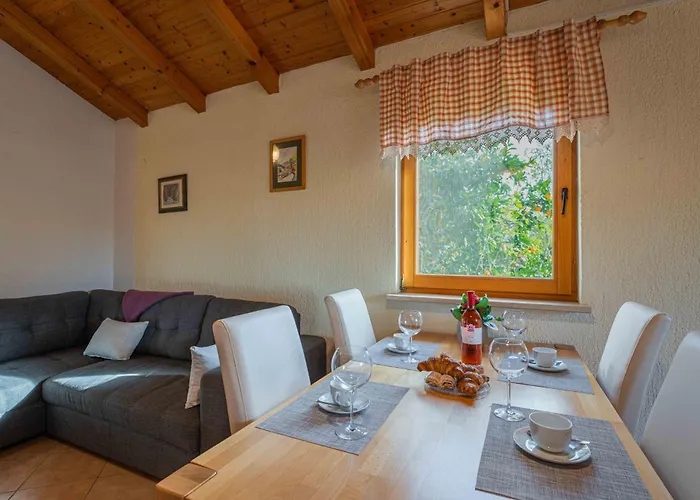 Garden House Kablar 풀라