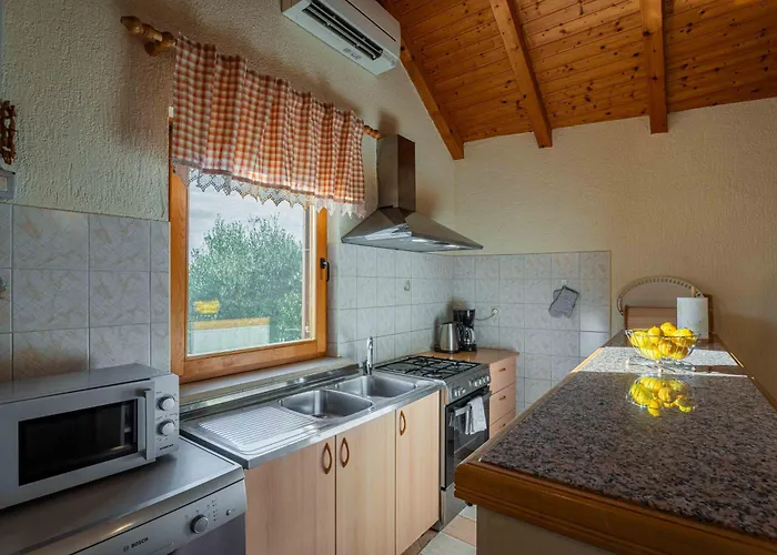 Garden House Kablar 펜션 풀라